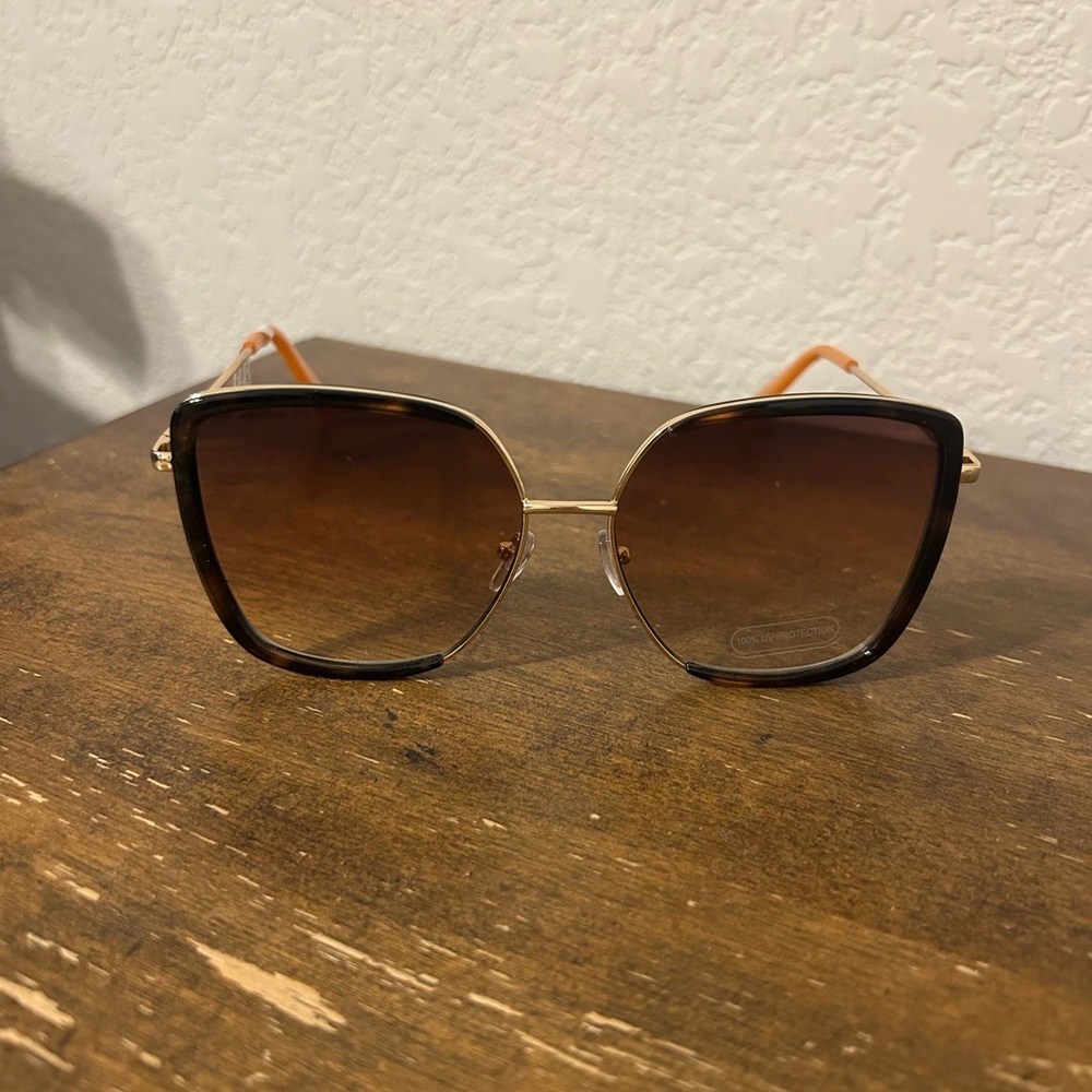 NWT Women’s Sunglasses - NEW with pouch